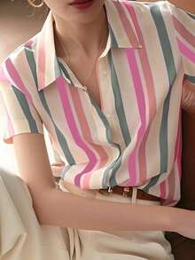 Camisa de manga corta a rayas con botones y bolsillo de colores contrastantes