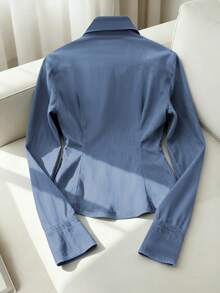 Camicia da donna con design in vita aderente, con maniche lunghe ricamate, collo alla coreana e chiusura con bottoni. Realizzata in tessuto elasticizzato e resistente alle pieghe, questa versatile top monocromatica è perfetta per l'uso quotidiano e si adatta con facilità anche a contesti professionali eleganti. - azzurro - Visualizzare 2