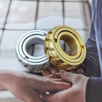 1个金属指尖环，可调节旋转指尖环磁性指尖玩具，成人办公桌玩具，EDC指尖滑块，放松身心，完美的办公礼物，趣味派对饮酒游戏，由QDtoys出售