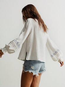 Rusttydustty Áo sơ mi kiểu Bohemian thêu tua rua, áo kiểu nông dân cổ chữ V bằng vải lanh trắng, trang phục đi biển, lễ hội âm nhạc, kỳ nghỉ nhiệt đới mùa xuân - trắng - Xem 9
