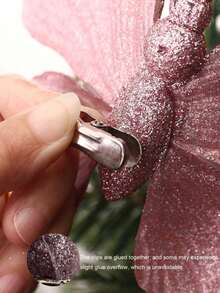 2 pièces Ornements de papillon de sapin de Noël pailletés, décorations de Noël en tissu rose en forme de papillon, papillons 3D creux simulés avec pinces, décoration murale de papillon pastel de Noël pour sapin de Noël, couronne, accessoire pour cheveux, décorations suspendues pour sapin de Noël, décoration de guirlande, convient pour mariage, fête, artisanat DIY, décoration de la maison, accessoires de photographie