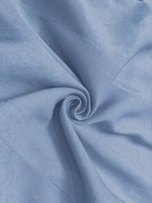 Camicia da donna con design in vita aderente, con maniche lunghe ricamate, collo alla coreana e chiusura con bottoni. Realizzata in tessuto elasticizzato e resistente alle pieghe, questa versatile top monocromatica è perfetta per l'uso quotidiano e si adatta con facilità anche a contesti professionali eleganti. - azzurro - Visualizzare 4