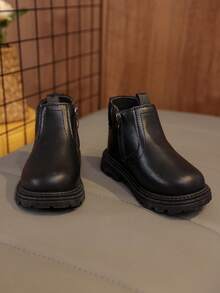 1 par de botas cortas negras para niños pequeños/niños, cuero mate suave con panel lateral elástico de punto, diseño clásico de cremallera lateral, punta redonda, botas cortas cálidas y cómodas con suela antideslizante, adecuadas para niños y niñas de 3 a 12 años, estilo casual elegante para la escuela y la calle, nueva llegada de otoño/invierno 2025