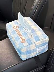 1 suport personalizat pentru cutie de șervețele auto, în carouri, brodat, nume brodat, extragere și fixare convenabilă a șervețelelor pentru modele auto universale, cadouri auto, cadouri de sărbători, depozitare auto, accesorii auto, organizare vehicul, accesorii auto, design în carouri, construcție robustă, instalare ușoară, suport pentru șervețele auto, cadouri pentru proprietar/șofer auto