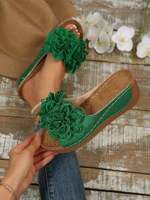 2025年夏季热销大码女士休闲坡跟厚底拖鞋，绿色缎面花卉装饰，云朵般舒适鞋垫，超轻防滑外底，户外沙滩度假拖鞋