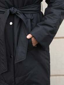 Astrid Jaket Musim Dingin Elegan Ukuran Besar dengan Tudung, Mantel Bulu Angsa Hitam Berlapis dengan Resleting Depan dan Desain Kancing - Hitam - View 9