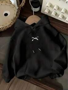 Hoddie negra para mujer con diseño minimalista de rama blanca, una prenda elegante, moderna y versátil que combina la sutileza del estilo artístico con la comodidad del streetwear contemporáneo, ideal para mujeres que buscan proyectar una imagen serena, sofisticada y con un toque natural en su día a día. - Negro - Ver 1