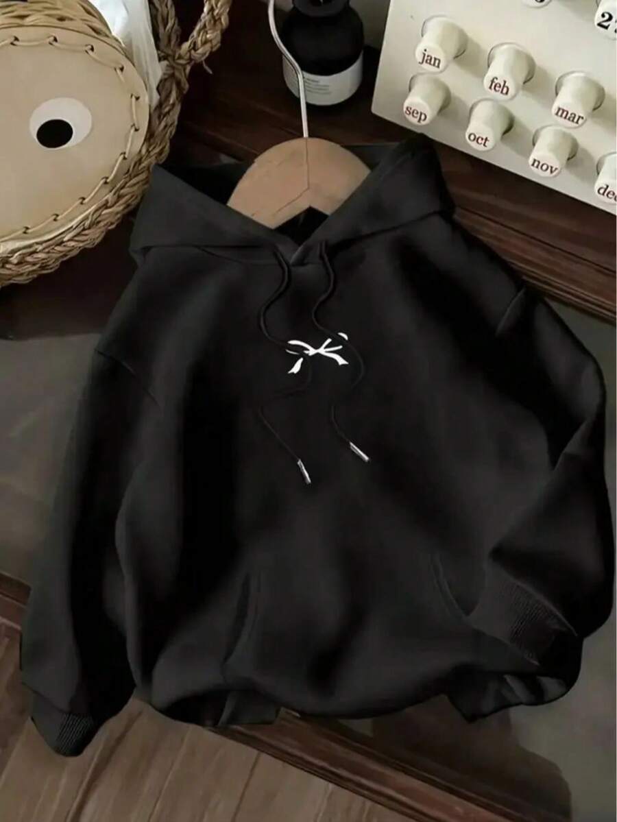 Hoddie negra para mujer con diseño minimalista de rama blanca, una prenda elegante, moderna y versátil que combina la sutileza del estilo artístico con la comodidad del streetwear contemporáneo, ideal para mujeres que buscan proyectar una imagen serena, sofisticada y con un toque natural en su día a día. - Negro - Ver 1