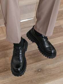 男士经典复古布洛克雕花皮革商务休闲鞋，百搭厚底增高鞋，适合工作和正式场合，秋冬