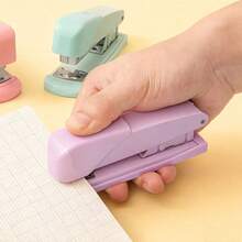 Mini-Hefter ist ein Muss für Schüler Federmäppchen. Er ist leichtlanganhaltendig und für den Büro- und Heimgebrauch geeignet.