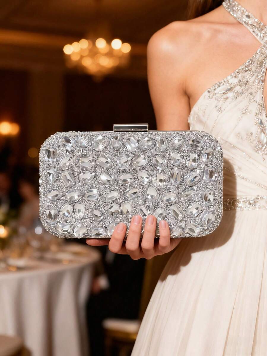 奢华银色水钻装饰晚宴手拿包，饰有不规则形状的大水晶随机分布，方形，闪亮，百搭，采用纹理亚克力材质，配有可拆卸链条肩带和水晶扣，优雅精致，适合派对和聚会。