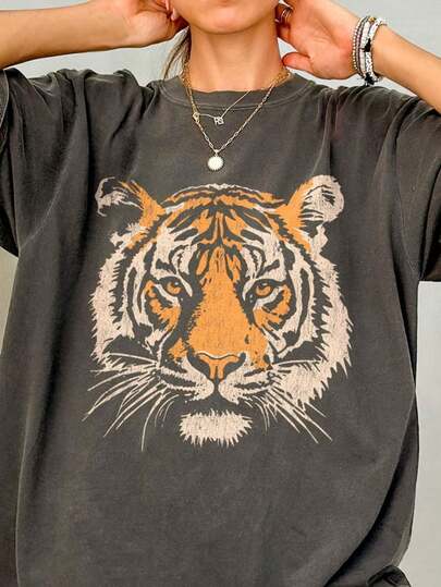 Camiseta de mujer con estampado de cara de tigre vintage - Ajuste relajado y oversize de manga corta con cuello redondo, casual de verano para la playa, de tela suave y transpirable con diseño de rayas de tigre, lavable a máquina, cómoda para usar a diario (marrón claro/beige/tostado) - Camiseta gráfica retro con animal, silueta en H, para usar en todas las estaciones, textura lavada vintage, estampado audaz de cara de tigre, versátil estilo callejero