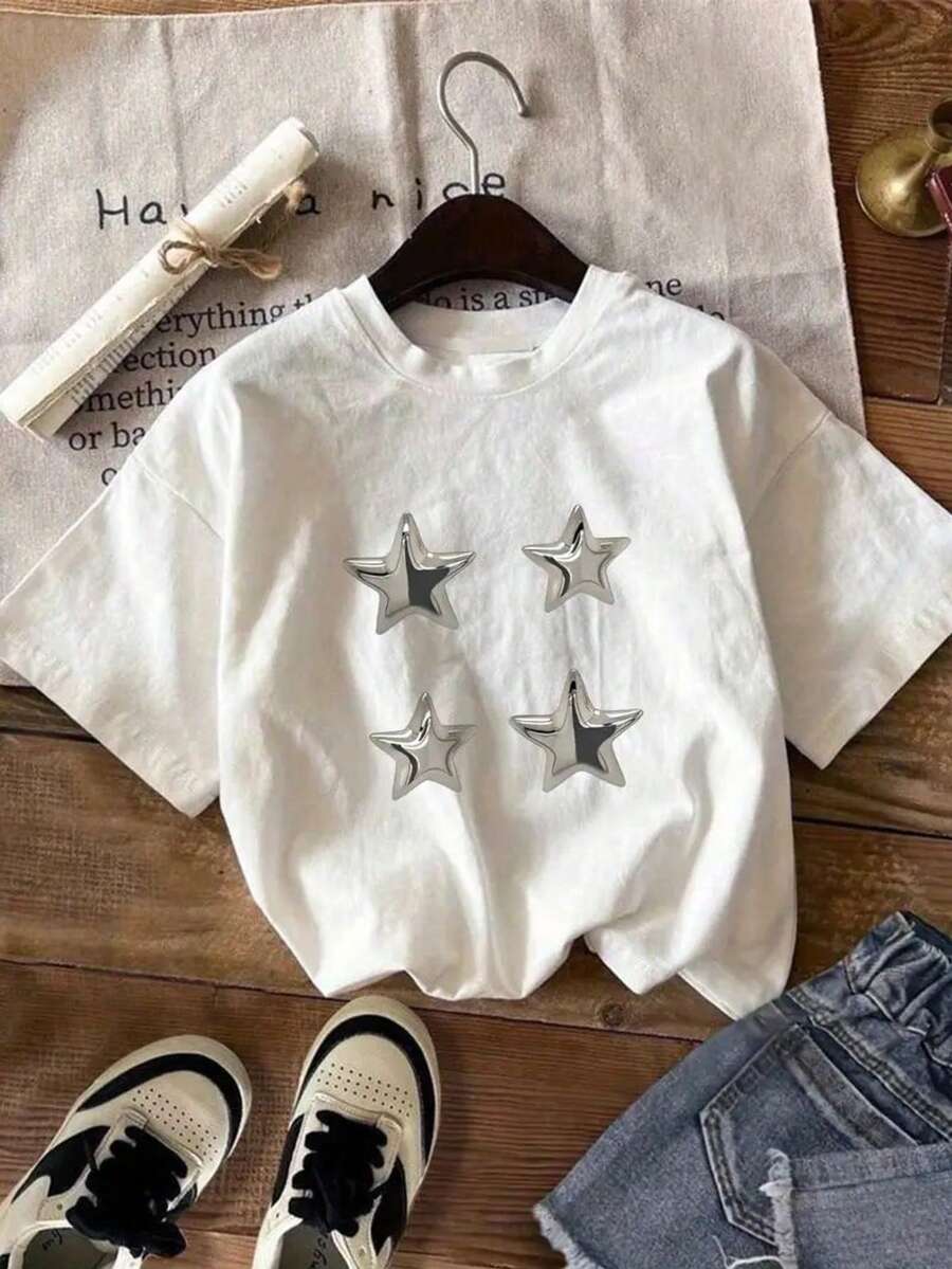 Playera blanca de algodón estilo minimalista moderno con estampado metálico de estrellas en relieve, una prenda femenina de inspiración urbana que combina sencillez y brillo, perfecta para mujeres que buscan destacar con un look limpio, sofisticado y lleno de actitud, ideal para outfits casuales con un toque contemporáneo y vanguardista. - Blanco - Ver 1