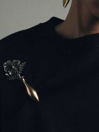 1 件时尚双色花瓶胸针，优雅的欧式风格高端配饰，适合女性日常佩戴或送礼