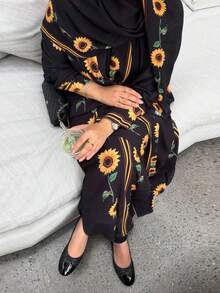 Hafizah 优雅女士长款卡夫坦长袍，向日葵图案，长袖，略带弹性 - 黑色 - 查看 3