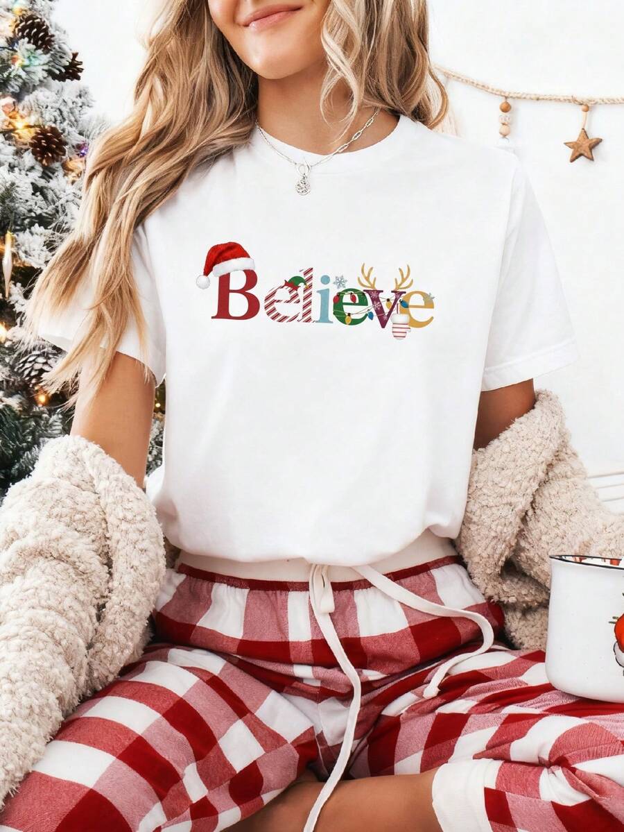 Women's Basic Christmas T-Shirt | Santa Hat & Reindeer Believe Design | 100% Cotton | Soft Comfortable | Perfect for Casual Wear & Holiday Gifts | Unisex Round Neck Tee - Blanco - Ver 1