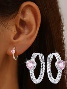 1 对精致优雅的心形锆石耳环，采用纯银（S925）制成，设计为女士珠宝，适合日常佩戴 - 愛心粉紅鑽耳環 - 查看 1