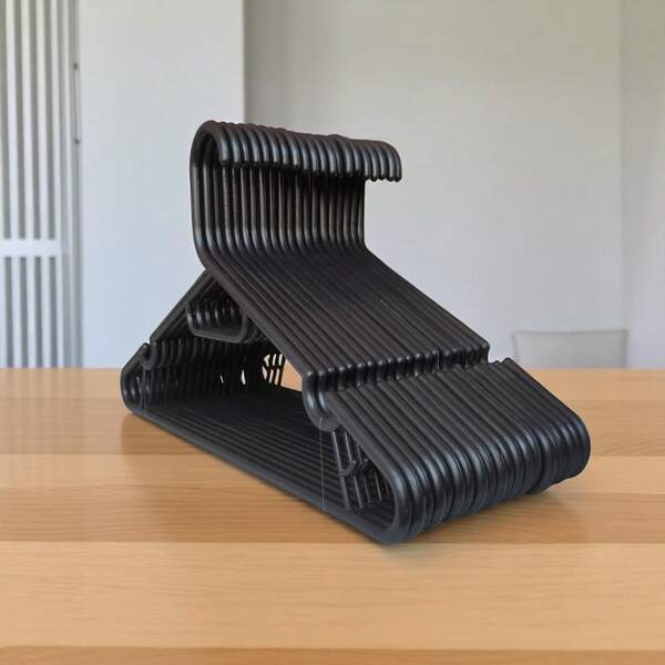 Paquete de 100 Ganchos Perchas de Plástico Color Negro para Ropa - Perchas Resistentes y Ligeras para Closet, Tienda, Boutique o Uso Doméstico - Ganchos Multiusos para Camisas, Blusas, Pantalones, Vestidos, Uniformes o Prendas Ligeras - Diseño Delgado para Ahorro de Espacio en Armarios - Perchas Plásticas Económicas para Organización de Ropa en Casa, Negocios de Moda o Exposiciones - Ideal para Mayoreo, Exhibición de Prendas o Uso Diario