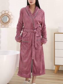 1 pieza Bata casual de unicolor con cinturón, cuello vuelto y bolsillo, de felpa de coral y franela gruesa, cálida para otoño/invierno - Morado - Ver 2