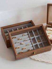 精致的木质珠宝盒，提升您的珠宝收纳体验，采用优质胡桃木手工打造，配有透明玻璃盖和贴心隔层，是存放戒指、项链和耳环的理想之选。对于热爱简约设计、追求耐用性并渴望为日常生活增添一抹优雅的全球时尚爱好者来说，它是理想之选。无论您身在何处，它都是您有序收纳珍贵珠宝、时尚展示的必备之选。