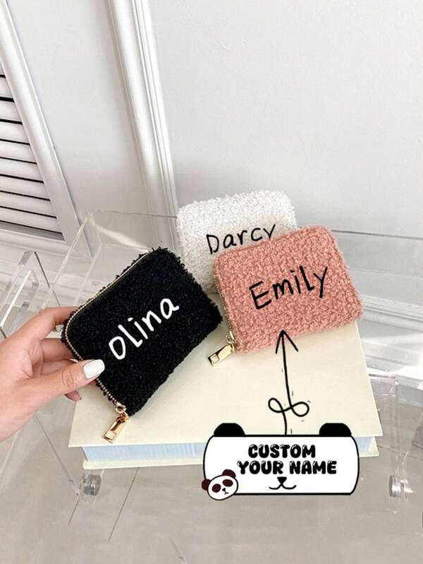 Una cartera mini elegante y suave con cierre de cremallera que se puede personalizar con un nombre, hecha de materiales y colores adecuados para otoño e invierno, de moda, delicada y compacta, con múltiples ranuras para tarjetas y disponible en varios colores. Se puede imprimir con un nombre personalizado o saludos festivos, lo que la convierte en perfecta para uso diario, ideal para viajes y también una excelente opción de regalo.
