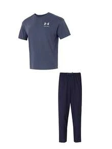 Under Armour Sportlicher Herrenanzug. Schweres Baumwollmischgewebe mit geripptem Kragen, Rundhalsausschnitt, kurzen Ärmeln und weicher, bequemer, lockerer Hose mit geradem Bein. Lässiger zweiteiliger Anzug. 1387285-045 + 1382876-410