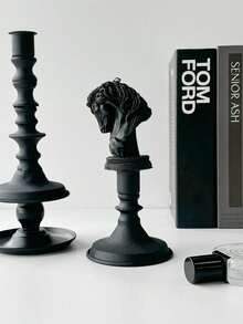 Nến thơm nghệ thuật Horsehead 3D, được chế tác tỉ mỉ từ sáp đậu thủ công, vừa là đạo cụ chụp ảnh trang sức vừa là điểm nhấn trang trí nhà cửa đầy mê hoặc. Những ngọn nến này không chỉ nâng tầm không gian ngôi nhà của bạn mà còn làm mới không khí với hương thơm dễ chịu. Hoàn hảo làm quà tặng ngày lễ tình nhân hoặc quà sinh nhật, chúng có nhiều màu sắc đa dạng - mơ, nâu và đen - phù hợp với sở thích của bạn. - Nhiều màu - Xem 6