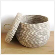 Cesto de mesa redondo com tampa, tecido à mão, para organização doméstica e exibição elegante na bancada. Organizador multiuso para ovos, lanches, frutas e cosméticos. Charmosa caixa de armazenamento decorativa para cozinha, despensa, banheiro, penteadeira, quarto e escritório. Presente ideal para anfitriãs, inauguração de casa, decoração sazonal de outono, colheita, Dia de Ação de Graças, Natal e para manter a casa organizada no dia a dia. Tampa com alça portátil que mantém o conteúdo fresco e organizado. - Multicolorido - Ver 10