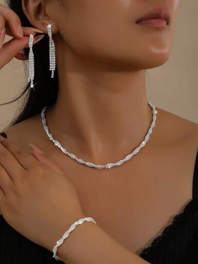 مجموعة من 3 قلائد للنساء تتميز بتصميم حبل مجدول بسيط، متعددة الاستخدامات للتنسيق مع الملابس والفساتين. مناسبة للارتداء اليومي، والمجوهرات العرسية، ومناسبات المواعدة، وعيد الهالوين، وهدايا عيد الميلاد، والمناسبات الاحتفالية. مناسبة للارتداء في مختلف المناسبات الاحتفالية والتجمعات الرسمية.