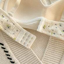 四件套新款甜美碎花小胸少女内衣 - 无钢圈，提拉聚拢侧乳，防下垂文胸，适合青少年和初中生，亲肤舒适