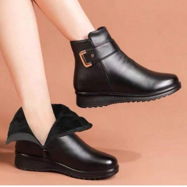 بوت الكاحل الدافئة الجديدة لفصلي الخريف والشتاء، بوت أم مانعة للانزلاق ذات كعب منخفض مسطح، بوت الكاحل الغربية السوداء مع بطانة من الفرو الصناعي، بوت أم دافئة ومريحة مع حزام مشبك معدني سميك الأرضية، مناسبة للسفر والخروج والأناقة والاستخدام اليومي والمواعدة والتنقل والحفلات