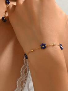 简单而可爱的 18K 镀金不锈钢手链，带有白色小塑料花朵装饰，非常适合女性在聚会或约会时佩戴，或作为情人节礼物。情人节 - 金黃色 - 查看 15