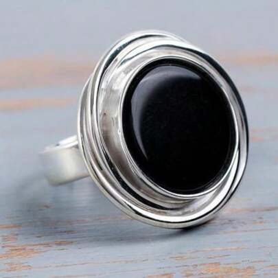 Bague de fiançailles élégante et minimaliste pour femme - plaquée argent, sertie de zirconium cubique synthétique noir ovale, symbolisant la noblesse et la beauté. S'assortit aux tenues quotidiennes et aux accessoires de fête. Un cadeau parfait pour les femmes. Bijoux de luxe