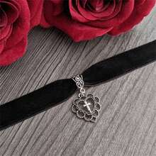 1件哥特式天鹅绒项链，十字心形吊坠，酒红色和黑色天鹅绒朋克风饰品，吸血鬼浪漫Emo风格珠宝，送给女性、女孩的礼物，适合新娘、情人节、蕾丝连衣裙或日常佩戴，充满灵性魅力。 - 彩色 - 查看 4