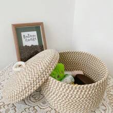 Cesto de mesa redondo com tampa, tecido à mão, para organização doméstica e exibição elegante na bancada. Organizador multiuso para ovos, lanches, frutas e cosméticos. Charmosa caixa de armazenamento decorativa para cozinha, despensa, banheiro, penteadeira, quarto e escritório. Presente ideal para anfitriãs, inauguração de casa, decoração sazonal de outono, colheita, Dia de Ação de Graças, Natal e para manter a casa organizada no dia a dia. Tampa com alça portátil que mantém o conteúdo fresco e organizado. - Multicolorido - Ver 9