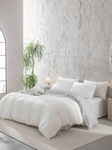 Bộ ga trải giường 3 món bằng polyester (1 ga trải giường + 2 vỏ gối, không bao gồm chăn bông), thiết kế hai màu cổ điển với điểm nhấn bóng bẩy, mềm mại và thân thiện với da, phù hợp cho phòng ngủ và mọi mùa. - Nhiều màu - Xem 12