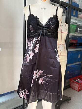 Sexigt underklädesset för kvinnor, justerbara axelband, trekantiga kupor, nattlinne med satinspetskant, sexigt blommönster med öppen rygg, knytband framtill, bekväma sovkläder