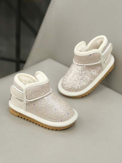 1 双婴儿时尚亮片雪地靴，采用优质亮片材质，柔软保暖内衬，保持宝宝双脚温暖舒适，方便穿脱，耐磨防滑橡胶鞋底，适合 0-3 岁宝宝，是宝宝冬季外出或节日庆祝活动的完美之选，西银祥表精选。