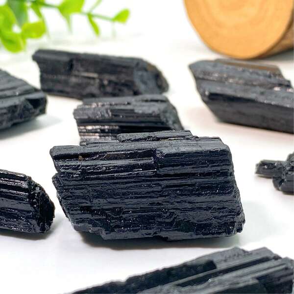 1pc Natural Black Tourmaline Jet Stones Raw Ore Asymmetrical Crystals Divination Mineral Specimen Eliminate Magnetism Fathers Dad Christmas Gift
