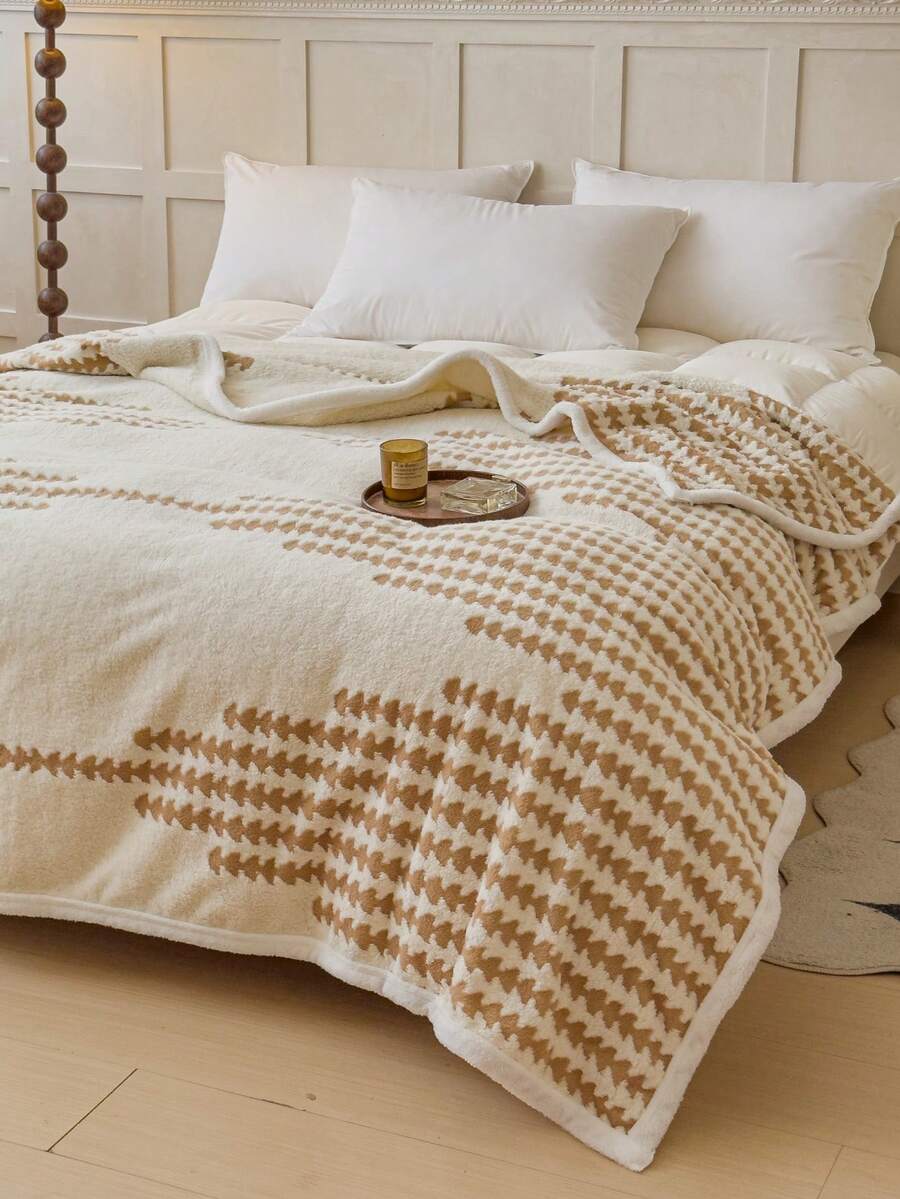 1pc Thick Double-Sided Taffeta Fleece Blanket, Edged Craftsmanship, Casual Nap Blanket, Suitable For Homestay, Dormitory, Home Bedroom, Sofa, Can Be Used As Office Nap Blanket, Decorative Blanket, Travel Blanket, Car Blanket, Can Also Be Used As A Quilt