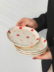 1/2/4 Stücke rote & rosa Herz Muster Keramikteller, handbemalte asymmetrische runde Keramikteller mit Glasur, 15 cm Snack/Obst/Süßigkeiten/Dessert Teller, geeignet für Valentinstag, Jahrestag, Hochzeit Dessert Tisch oder romantisches Abendessen, Halloween, Weihnachtsgeschenke