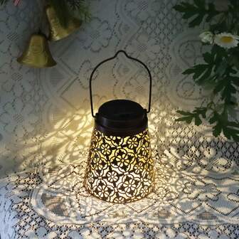 1 件复古金属花卉太阳能灯笼，波西米亚风格，带有复杂的镂空花朵，投射出美丽的灯光，浪漫主题 - 非常适合圣诞节、感恩节、花园派对、婚礼、生日、花园、阳台、客厅、露台、春夏季 - 装饰性悬挂配件