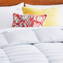 - Edredn Acolchado de Plumn Alternativo - - Microfibra Suave e Hipoalergnica - salo o con Funda - Reversible - Toda Estacin - Azul Marino con Gris Claro - Matrimonial + Blanco / Rayas Gris - Ver 6