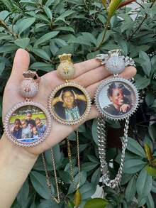 1 mặt dây chuyền khung ảnh hình túi tiền phong cách Hip-Hop, mặt dây chuyền kỷ niệm mới dành cho cặp đôi với đá Zirconia đính kèm. - Nhiều màu - Xem 10