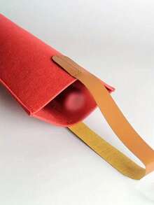 1个毛毡酒瓶手提袋 - 单瓶礼品袋，配有仿皮提手和加固平底；可折叠灰色香槟和葡萄酒手提袋，优雅可重复使用的礼盒包装；耐用厚毛毡材质，防撕裂，触感柔软，是婚礼、生日等场合的理想酒瓶保护套。