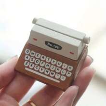 Vintage Schreibmaschinen-Stil Memo Clip, kreative Büro Schreibtisch Dekoration, Büro Schreibtisch Zubehör, Fotohalter, Retro-Optik, künstliches Holzmaterial, Notizclip, Visitenkartenhalter, Fotoclip, süßes Schreibtisch-Ornament, geeignet für Büroaufbewahrung, Schreibtischdekoration, Studienraumdekoration, Schulmaterial, Platzkarten-Halter, Hochzeitsdekoration, Party-Gastgeschenk, Raumdekoration, Wohnzimmerdekoration, Schlafzimmerzubehör, Schreibtischorganizer - Verschiedenfarbig - Übersicht 1