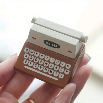 Vintage Typewriter Style Memo Clip, Creative Home Office Desk Decor, Office Desk Accessory, Photo Holder, Retro Appearance, Artificial Wooden Material, Note Clip, Business Card Holder, Photo Clip, Cute Desktop Ornament, Suitable For Office Storage, Desk Decoration, Study Room Decor, School Supplies, Place Card Holder, Wedding Decor, Party Favor, Room Decoration, Living Room Decor, Bedroom Accessory, Desktop Organizer