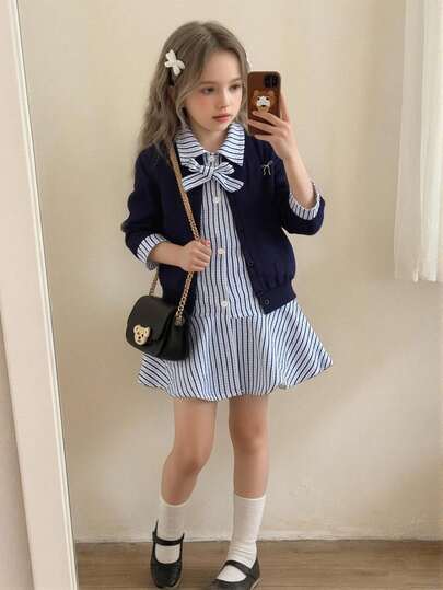 两件套少女时尚校园风套装：蓝色格子开衫连衣裙+圆领开衫外套。适合上学、户外日常活动、公园、度假、重要场合、婚礼、派对和家庭聚会。