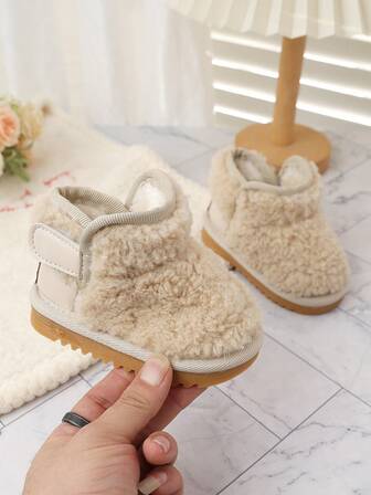 1 par vinterkängor för bebisar i plysch, mjukt och bekvämt plyschmaterial, termiskt foder som håller barnets fötter varma, kardborreknäppning för enkel på- och avtagning, halkfri gummisula, lämplig för 0-3 år gamla bebisar, klassisk stil som passar för olika vintertillfällen, rekommenderas som viktiga varma och moderiktiga skor för bebisar på vintern.