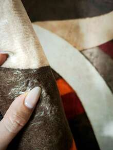 Patrón de cachemira, tacto suave como el terciopelo, comodidad como una nube al caminar descalzo; la estructura de felpa de alta densidad bloquea eficazmente el calor, excelente retención del calor en invierno; la superficie de felpa procesada especialmente tiene una resistencia excepcional a las manchas, el polvo y las manchas cotidianas se limpian fácilmente